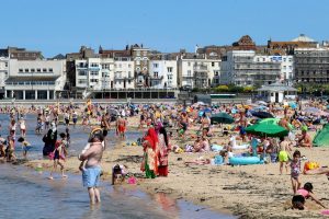 Heatwave sweeps across England 