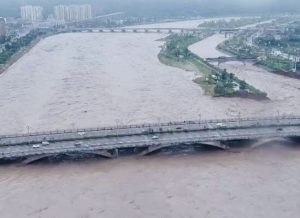 Death toll at 400 as secondary disaster looms at Tibet lake
