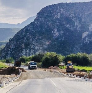 N12 Meiringspoort between De Rust and Klaarstroom, under construction after floods 